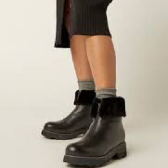 La Canadienne Leather Ankle Booties 5.5 Black Front Zip Sherpa Cuff Lug Sole - Picture 1 of 11